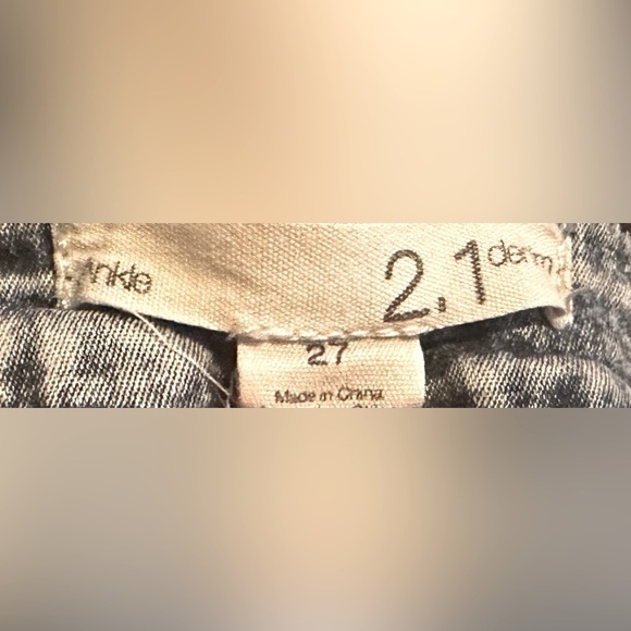 2.1 Denim Ankle Jeans w/ Zipper on Bottom - Picture 2 of 7
